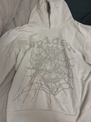 Sp5der hoodie - Äkta sp5der hoodie med lite fläckar drf den kommer ner till ett lågt pris fläckarna är inte visande när man väl har på den 😌 
