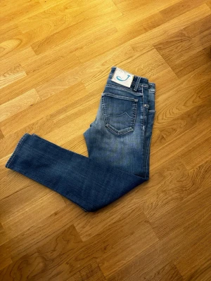 Jacob Cohën jeans (W30) - Säljer ett par stil rena Jacob Cohën jeans i storlek W30 och jeansen är slim fit. Jag säljer jeansen efter som jag växt ur dem och behöver lite extra pengar!