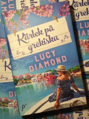 Kärlek på grekiska av Lucy Diamond - En roman om sann kärlek, en andra chans och osannolik vänskap🌸❤️ Helt i nyskick, inbunden 📚☀️ Pris på vanliga bokhandlar: ca 250-300 kr🕯 Det är bara att skriva om du har några frågor💕