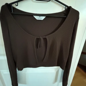 Fin kofta i bra skick! 🤎 - Storlek: 146/152  Kortare modell med snören 🤎 Endast använd 1 gång!