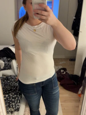 Vit ärmlös topp från 157 - Säljer en enkel och stilren vit topp från lager 157 i storlek S. Toppen är ärmlös med rund halsringning och har en tight passform. Perfekt att matcha med jeans eller kjol för en clean look.