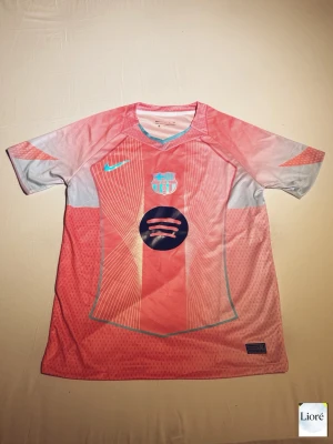 Nike x Barça Rosa Tröja – Special Edition - Säljer en rosa Nike x Barcelona-tröja med special glansigt märke på både Nike och Barça-loggan. Storlek: S Skick:Fint skick Perfekt för fans och streetwear‑älskare