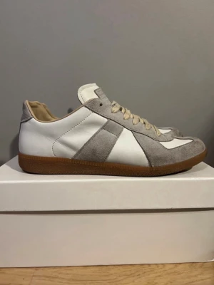 Maison Margiela skor - Vita Maison Margiela skor i storlek 44. Dom är i bra skick och inte använda jättemycket.