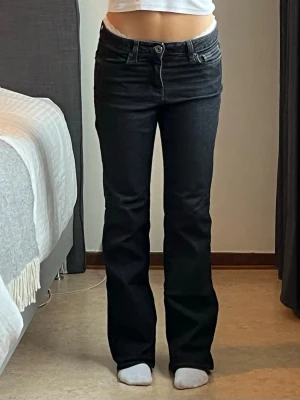 SÅÅÅ FINA svarta bootcut jeans från DKNY med coola fickor 💗✨ - Men asså kolla hit!! Säljer dessa helt sjuuukt snygga svarta bootcut jeans från DKNY! 😭💗  Verkligen de perfekta svarta jeansen! De är sååå stretchiga och sköna på, med så himla coola detaljerna på fickorna!!✨💓  Uppskattar storlek S, jag är ca 165cm och har vanligtvis S, och de sitter verkligen som en smäck! Verkligen ett måste i garderoben 💕💕  Midja: 37cm Innerben: 82cm Benöppning: 23cm  Skriv för frågor eller fler bilder! 💗💗