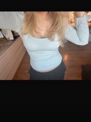 Ljusblå långärmad topp Gina Tricot - Säljer en edgeig ljusblå långärmad topp från Gina Tricot. Mod SOFT med tight passform och rundad, djup urringning. Tunn och stretchig i mjuk bomullsblandning, perfekt till jeans eller kjol.