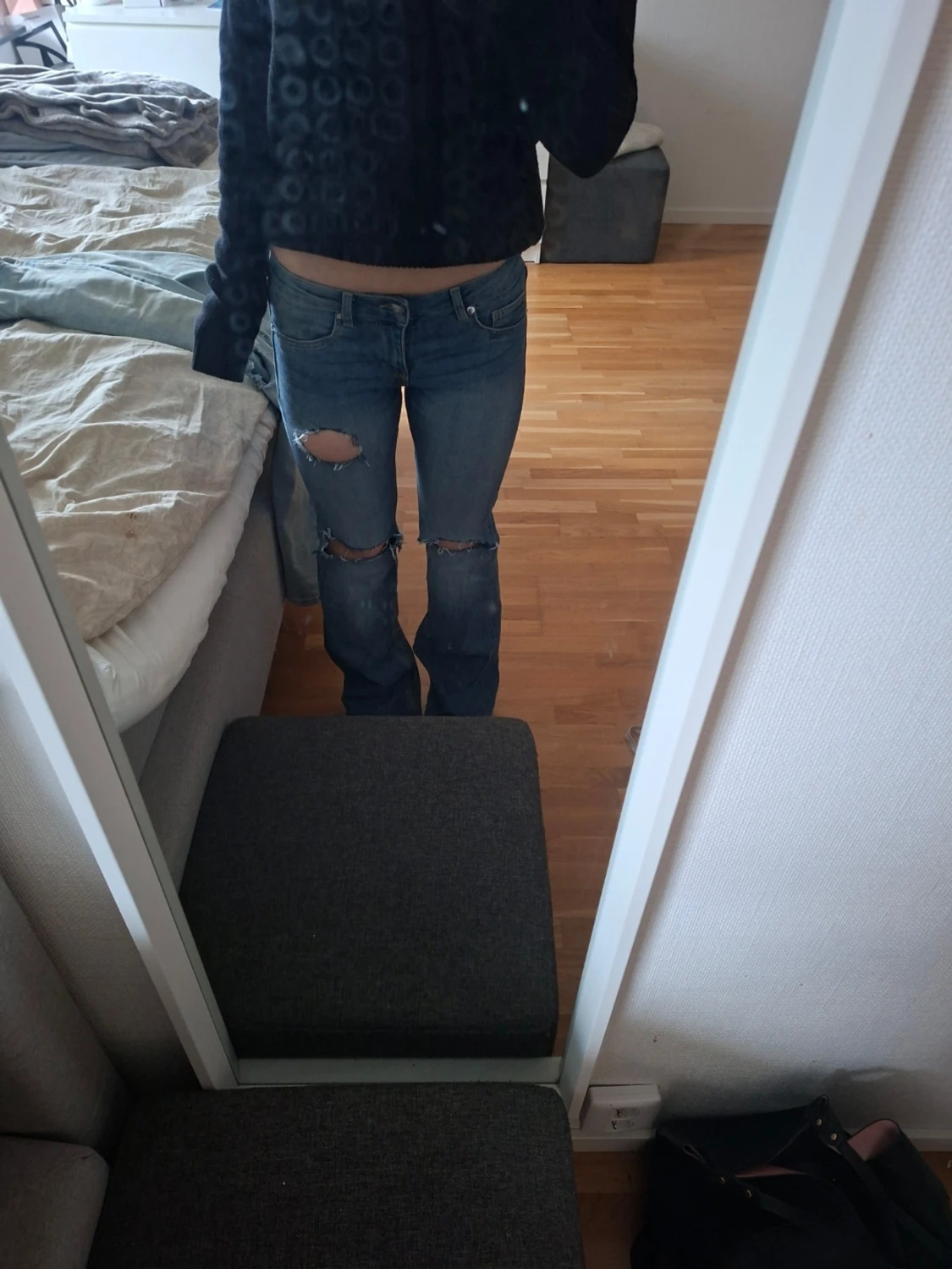 Blå bootcut jeans med slitningar
