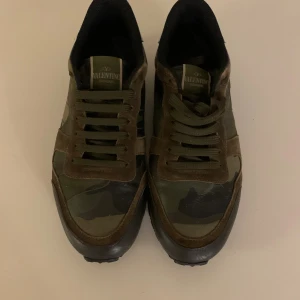 Valentino Rockrunners - Säljer ett par stilrena Valentino Garavani Rockrunner i klassiskt camouflage-mönster. En tidlös designer-sneaker som kombinerar lyx och streetwear på bästa sätt.  Passar 43,5   Pris kan diskuteras   Hör av er vid funderingar   100% ÄKTA