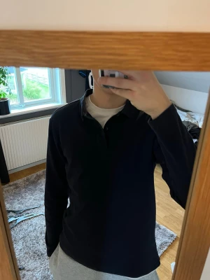 Svart långärmad pikétröja - Mörkblå/ navy långarmad pike från selected homme. Pris kan diskuteras