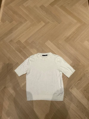 Vit kortärmad t-shirt från 157 - Säljer denna jättefina basic T-shirt ifrån lager 157 i st S. Har använt ca 1 gång så är i fint skick. Skriv om ni vill ha bild på💕