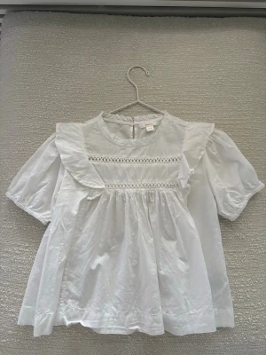 Vit blus från Young Gina🩵 - Säljer denna gulliga blus från Young Gina i stolek 158/164🩵har använd Max 3 gånger🥰och den säljs inte längre, skriv för fler bilder 🩵