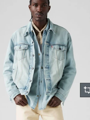 Ljusblå jeansjacka från Levi's - Säljer en klassisk ljusblå jeansjacka från Levi's med två bröstfickor med knappar och snygga söm-detaljer. Jackan har en rak passform och är perfekt för lager-på-lager-stil. Ikonisk röd Levi's-tagg på bröstfickan och silverfärgade knappar. Använd enstaka gånger och ser som ny ut. Herrstorlek men sitter lika fint på tjejer