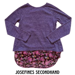 Lila tröja med blommig mesh - Lila stickad tröja med med blommig mesh på baksidan och vid hemmen. Är från Lindex och i fint skick