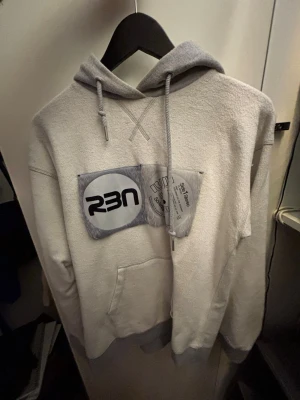 Grå hoodie, robyn kollektion av Björn Borg. - Grå hoodie, robyn kollektion av Björn Borg. Second hand. Storlek star ej men passar M.