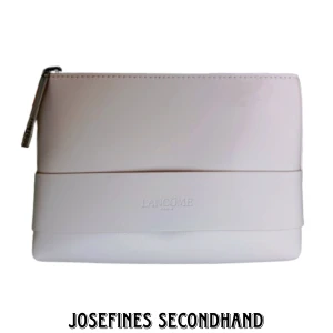 2 vit necessär från Lancome - Två stora vita necessärer från Lancome. Får plats med rätt mycket som läppstift, ögonskugga och sminkborstar. Aldrig använda. 40 kr styck, 60 kr för båda.