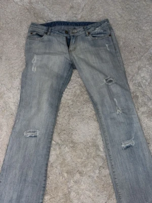 lågmidjade bootcut jeans💕💕 - Säljer mina supersnygga lågmidjade ljusblå jeans med små hål!! Säljer för att de är tyvärr för små för mig. Innerbenslängden: 80 cm midjemått: 37 cm🤍 Skriv om du har några frågor!💬 priset går att diskutera 