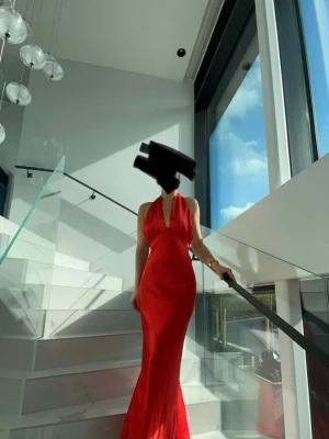 Meshki Balklänning, Röd långklänning med öppen rygg - Meshki Marvelle Satin halter dress. Säljer min vackra balklänning❤️ en röd långklänning i satin med djup v-ringning och halterneck (går även att knyta banden korsat fram). Klänningen har en figurnära passform och öppen rygg. Den är i XS men passar även mig som brukar ha S. Endast använd några timmar på balen och det enda jag kunde hitta är några lite lösa trådar ( bild 5&6) som syns endast när man tittar riktigt nära. Skriv vid frågor eller fler bilder💕💕