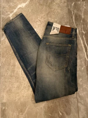 Nya Tiger Of Sweden Jeans - Helt nya Tiger of sweden jeans med lappar och allt orört💯Snygg färg med skön wash och mycket sköna slitningar på både ben och baksidan för riktigt bra pris🙌 Skicka prisförslag och tveka inte på att skriva vid frågor!