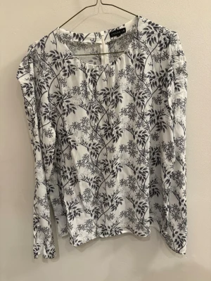 Blommig blus - Blommig blus med drapperade ärmar