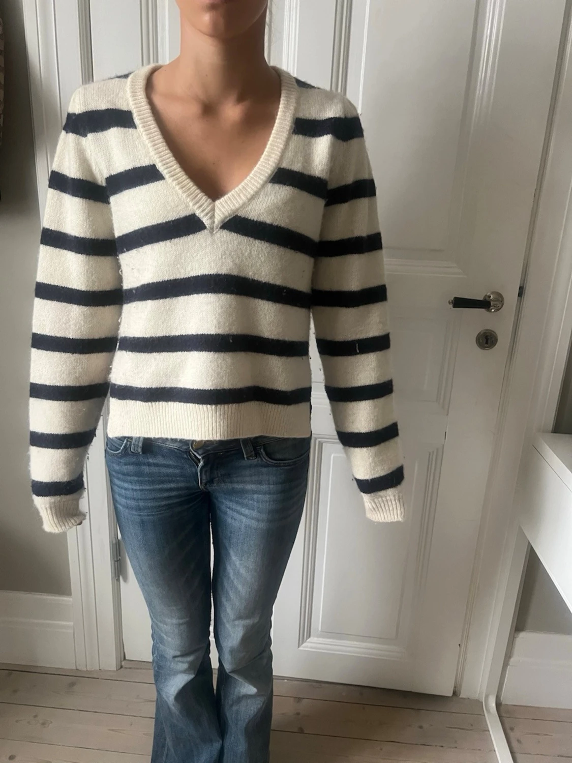 Randig stickad tröja med v-ringning