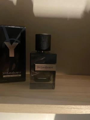 Yves Saint Laurent Eau de Parfum - Stilren parfym från Yves Saint Laurent, Eau de Parfum. Flaskan rymmer 60 ml och ger en exklusiv känsla. Perfekt för dig som vill ha en ikonisk doft i samlingen. En riktig fräsch sommar parfym men funkar väldigt bra på vintern också kan garantera en massa komplimanger med den här parfymen kan tänka sänka priset för rätt bud 
