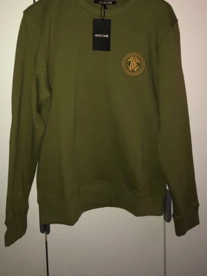 Roberto cavalli tröja ny - Helt ny aldrig använd kvitto finns är i storlek xl men funkar som en l ,liten i storleken nypris 7099kr