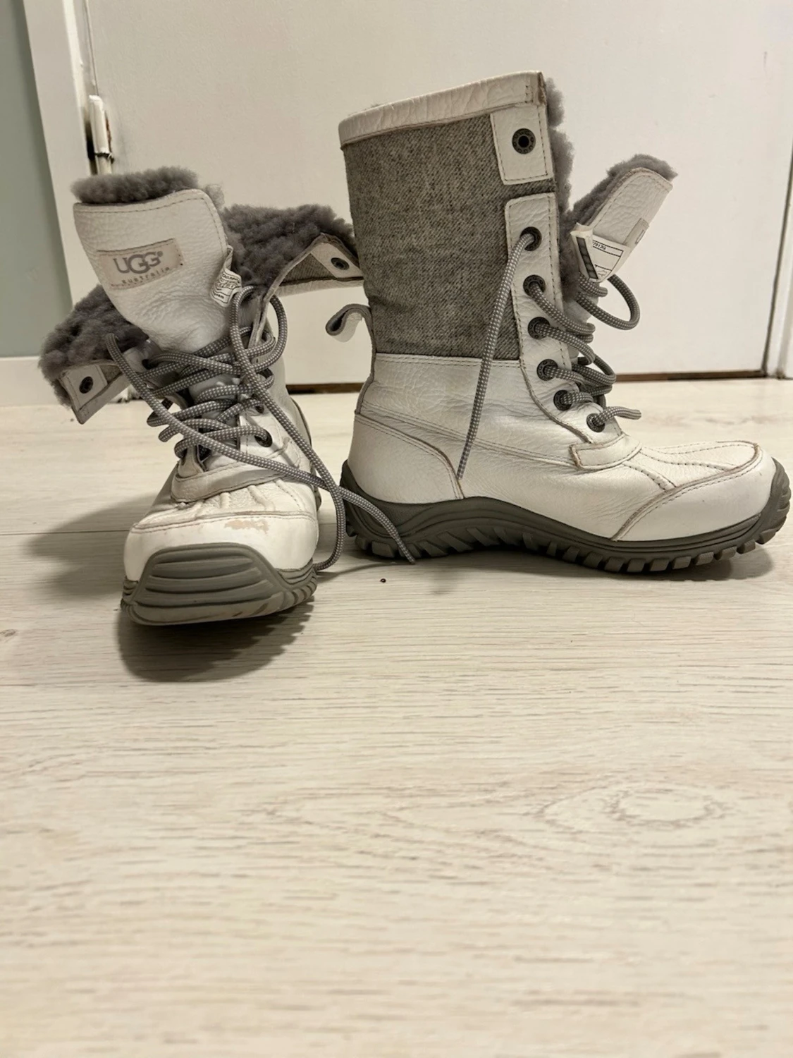 Vita vinterboots från UGG med ullfoder.  - 1