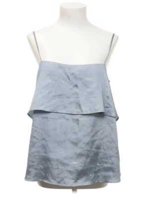 Ljusblå linnetopp från H&M - Säljer en ljusblå linnetopp från H&M med tunna axelband och ett dubbelt lager tyg framtill. Toppen har en rak, avslappnad passform och är tillverkad i ett mjukt, lätt material som passar perfekt till varma dagar.