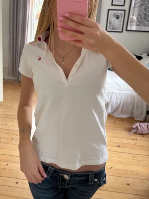 Vit piké från Ralph Lauren - Söt vit piké med rosa detaljer från Ralph Lauren i barnstorlek men passar en xs. Superfint skick💕