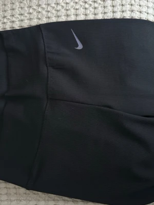 Träningsset från nike ribbat material - Ribbat material som är strechigt. Halvdragkedja på hoodien. Priset gäller hela setet.