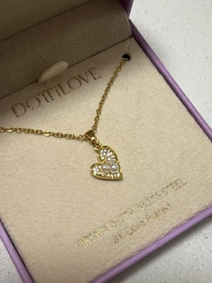Dottilove halsband - Hej, aldrig själv haft på mig halsbandet då jag köpte det väldigt impulsivt och numera är en silvertjej. 18k guldpläterad premium stainless steel. Väldigt fint och unikt halsband som lever upp till dina förväntningar 