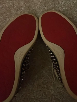 Louboutin Skor  - Säljer dessa Louboutin skorna eftersom att dom är för små för mig. Köpte dom begagnat så har tyvärr inga äktighetsbevis, men eftersom att dom är hårda vid hälen och är bra kvalitè vet man att dom är äkta. En spik har lossnat och vid snöret är den en liten knut