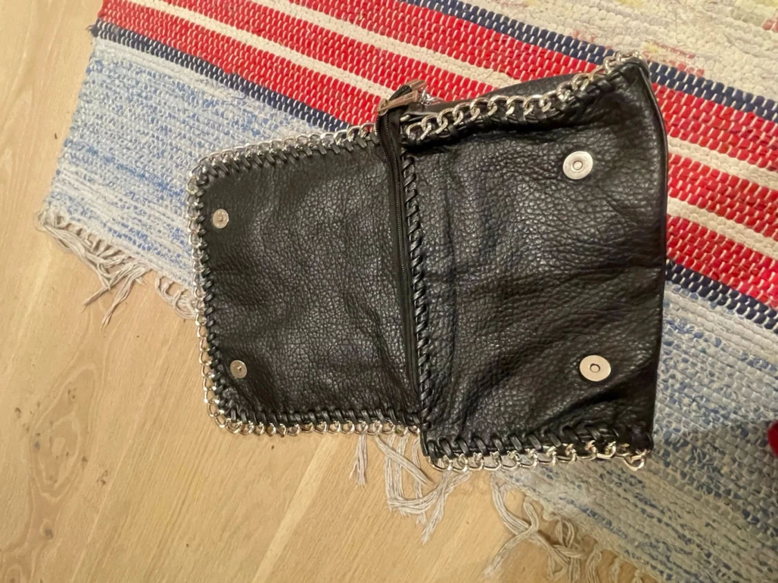 Svart axelväska med kedja från Tiamo - 1