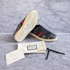 Gucci Ace tiger svarta  - Snygga Gucci ace tiger i mycket bra skick utan defekter eller fel. Skick 9/10. Nypris ca 10000 kr. Hör av er om ni har frågor eller funderingar❕