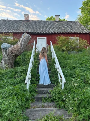 Balklänning  - Jättefin balklänning från Ivory Field, använd en gång under balen så är jättefint skick (enbart några små fläckar längst ner)  Nypris: 3 300kr