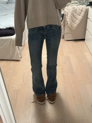 Blå bootcut jeans lågmidjade - Säljer ett par blåa bootcut jeans med lågmidja. Skönt material och sitter så skönt!! Stretchiga. 