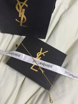 Ysl armband  - Kommer med låda o påse 