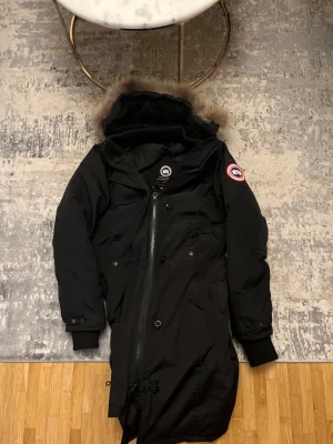 Canada Goose Kennington - En Canada Goose Kennington i gott skick, storlek 2XL fast den sitter mer som L.                                                         Skicka ett meddelande vid frågor eller funderingar, priset är inte hugget i sten!