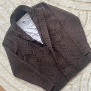 Stickad cardigan - En riktigt fet cardigan med grå, brun färg, ljuset gör färgen lite mer brunare!|Storlek L, men passar även M | Perfekt nu till hösten 🍁| Hör av dig vid fler frågor!