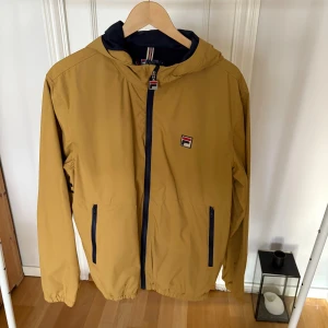 Vindjacka Fila - En vindjacka från Fila, använd ett fåtal gånger. Fickor med dragkedja. 