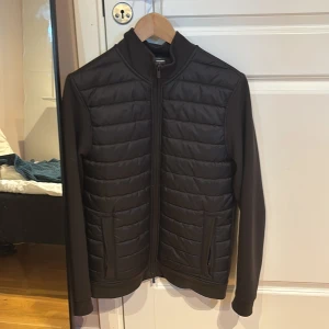 Svart cardigan från dressmann - Tja! Säljer denna cardigan från Dressmann | Storlek är S men passar M | Köptes för 1000 kr i våras | Inga defekter och är perfekt nu till hösten och vintern | Hör av er vid eventuella frågor! 