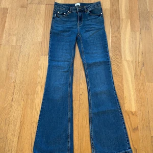 Blå bootcut jeans från Grunt - Mörkblåa bootcut jeans med låg midja. Aldrig använda.
