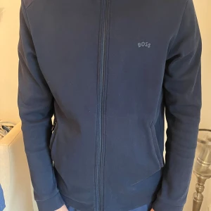 Mörkblå tröja från Hugo Boss - Säljer en mörk blå tröja från hugo boss, inga deffekter och har aldrig använt den! 