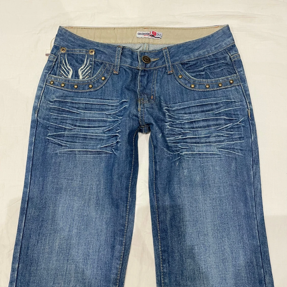 Lågmidjade bootcut jeans med y2k detaljer - 3