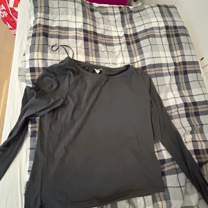 Svart långärmad tröja från H&M Divided - Om du gillar när tex din bh syns igenom så är denna perfekt En enkel svart långärmad tröja från H&M Divided. Tröjan har rund halsringning och är tillverkad i ett mjukt och lätt material som passar perfekt till lager-på-lager. Stilren och basic modell som funkar till det mesta.