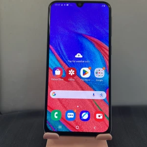 Samsung Galaxy A40 - Samsung Galaxy A40 i fint skick med vit baksida. 5,9" Super AMOLED-skärm, dubbla bakre kameror och fingeravtrycksläsare. Modellen är SM-A405FN. Inga synliga repor eller skador, fungerar utmärkt. Perfekt för dig som söker en smidig och pålitlig Android-telefon.