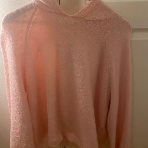 Ljusrosa stickad hoodie från Gina Tricot - Säljer en ljusrosa stickad hoodie från Gina Tricot. Den har huva och säljer pga av den inte kommer till användning. 