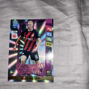 Fin  - Samlarbild från Panini FIFA 365 Adrenalyn XL-serien med Hugo Larsson i Eintracht Frankfurt. Perfekt för unga fotbollsfans och samlare som vill ha en glänsande och unik spelarkort i sin kollektion.