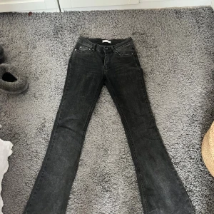 Svarta bootcut jeans - Svarta jeans gina tricot, lite defekter mellan benen och vid benen. 