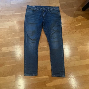 Levi's 512 mörkblå jeans - Säljer ett par klassiska Levi's 512 jeans blå. Använda men bra skick. 