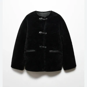 Svart teddyjacka från Mango - Söker efter denna slutsålda teddyjackan från Mango! Storlek M eller L. Snälla hör av dig om du har❤️🥹